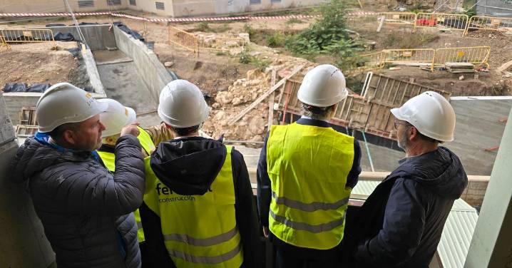 El alcalde de Salamanca, Carlos García Carbayo, informa de los hallazgos y las actuaciones que se están realizando en el Cerro de San Vicente