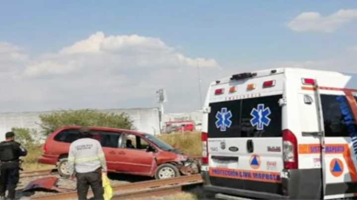 Conductor de Camioneta Intenta Ganarle al Tren y es Impactada en Irapuato; Iban Seis Pasajeros