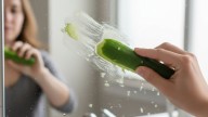 Frotar cáscara de pepino en el espejo: para qué sirve y qué beneficios tiene