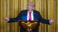 Trump responde a las protestas "No Kings" con un vídeo generado por IA en el que se pone corona