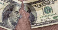 Díganle adiós al dólar: 11 países dejarán de usar estos billetes y prohíben todas las operaciones