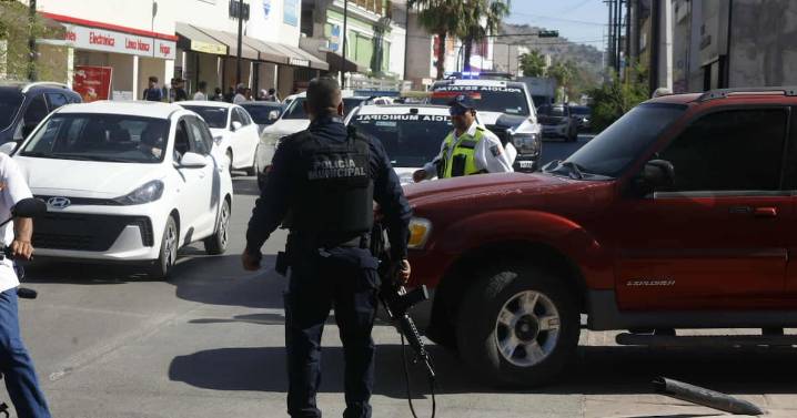 Movilización policiaca en Hermosillo tras reporte de secuestro en banco del Centro