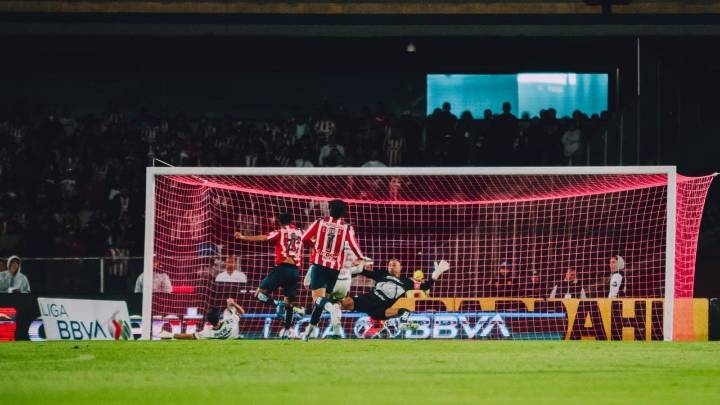 Chivas logra remontada de 2-1 ante Pumas para ligar su tercera victoria en el Apertura de la Liga MX (Video)