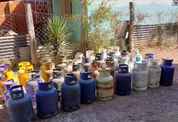 Allanamientos en Contralmirante Cordero por robo de garrafas en parque industrial