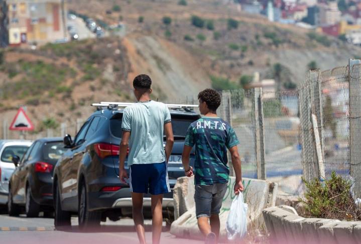 El Gobierno firma 100 traslados de menores migrantes desde Canarias