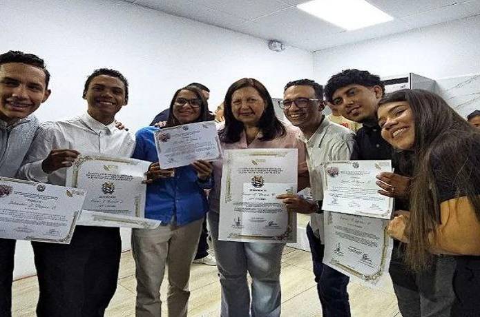 Carmen Meléndez celebra graduación de líderes juveniles en Caracas