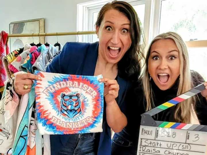 Vieron la oportunidad: el increíble negocio de mantas personalizables de dos hermanas emprendedoras que conquistó a “Shark Tank”