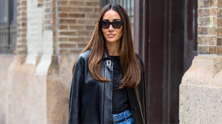 Los pantalones capri se combinan con zapatos de tacón en tendencia para lucir elegante en otoño 2025