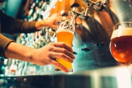 Cadena de comida rápida regalará miles de shops: ¿Dónde y cuándo se repartirá la cerveza?