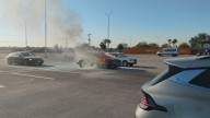 Cuidado. Automóvil se incendia en el Centro de Convenciones de Torreón; no podían combatir el fuego
