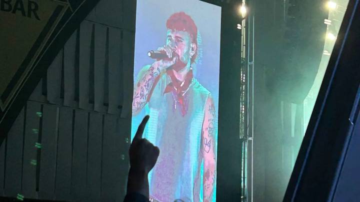 Dani Fernández emociona en Zaragoza con su cachirulo: "Estaba deseando venir a tocar en Pilares, sois increíbles"