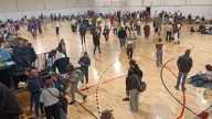 Cientos de valencinos se quedan atrapados en el polideportivo de Amposta por las lluvias torrenciales en Tarragona