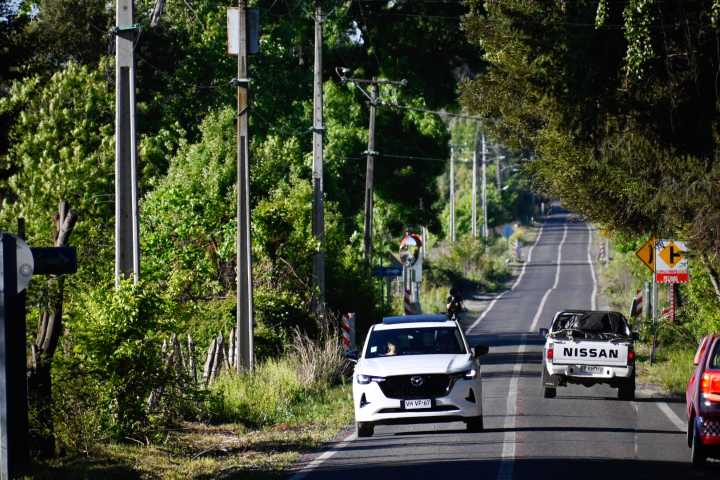 En Chillán Vecinos del sector Las Encinas celebran pavimentación de camino.
