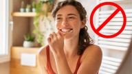 Adiós al cepillo tradicional: la nueva tendencia para limpiarte los dientes que lo sustituirá