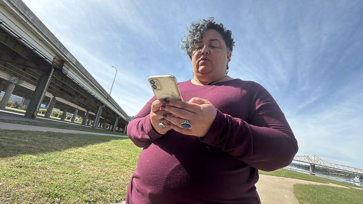 Federal employees face new concerns as shutdown continues