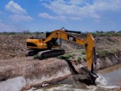 Labores de desazolve en el canal de la Cuenca Lechera en Tizayuca