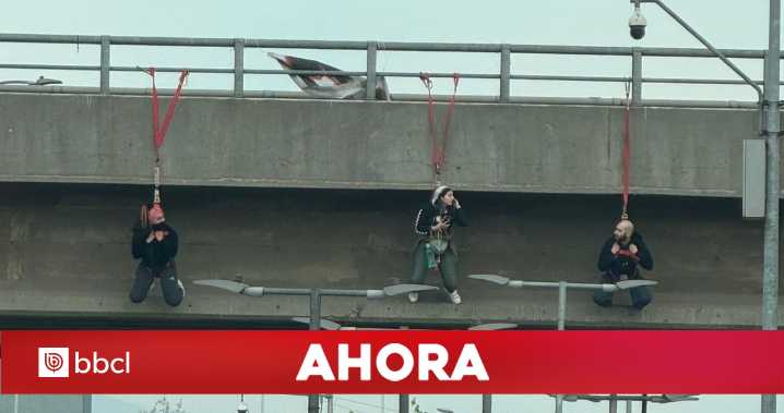 Personas se cuelgan del paso sobre nivel de la rotonda Grecia durante nueva protesta en la capital