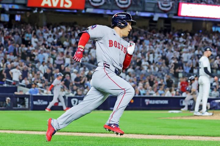 Deadspin | Red Sox rally off Yankees' bullpen, capture Game 1