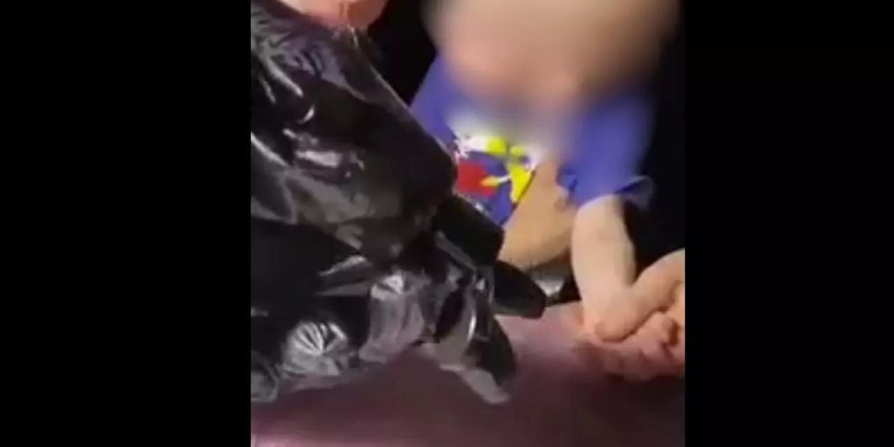 VIDEO | Tatuaje por dinero: pareja bielorrusa marca a su bebé para concursar en reto viral