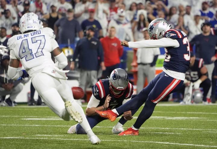 Deadspin | Patriots stun Bills on Andy Borregales' last-minute FG