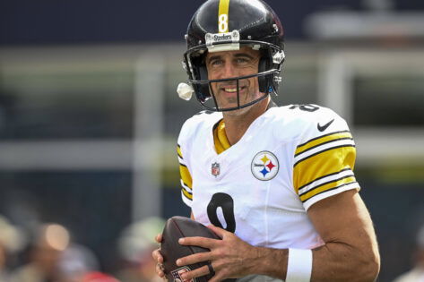 Steelers’ Aaron Rodgers Finally Makes Helmet Decision After Months of Complaining