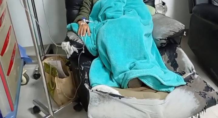 Pacientes con cáncer sufren en sillones rotos en el Hospital Regional de Lambayeque