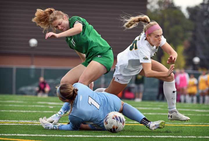 Yui Fujii free kick lifts UND women's soccer past NDSU in rivalry clash