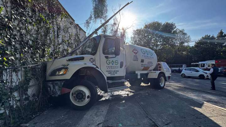 Accidente en Lomas de Chapultepec Hoy: Pipa de Gas casi Llena Choca contra Autobús y Casa