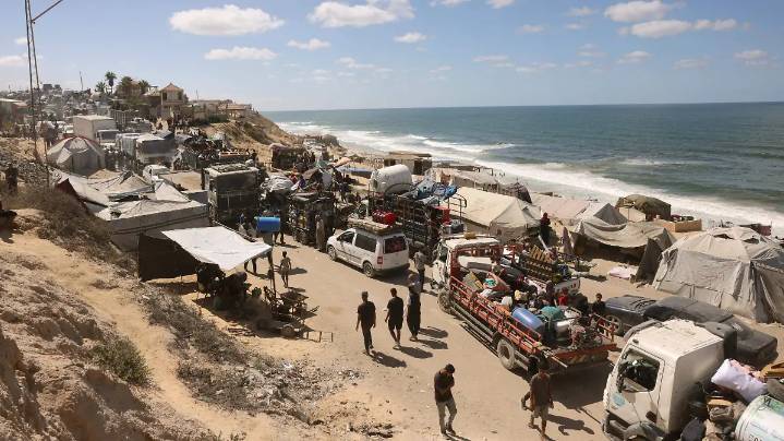 Israel bombardea Gaza mientras Hamas sigue analizando el plan de paz de Trump