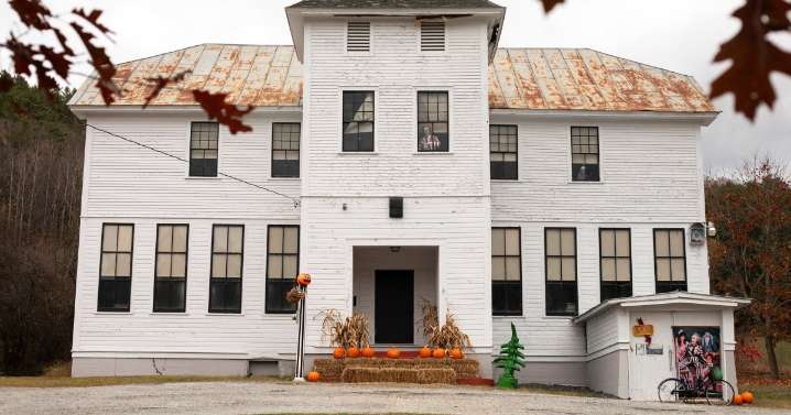 Vermont town draws 'Beetlejuice' fans to iconic horror movie site