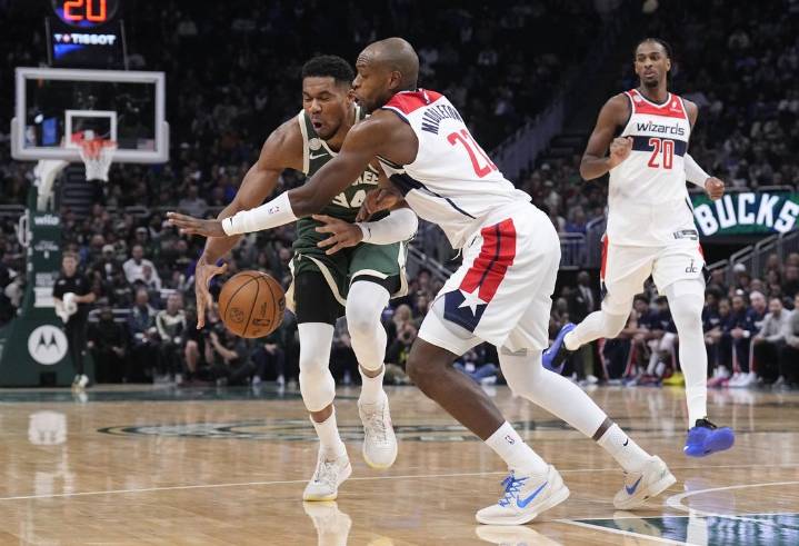 Deadspin | Giannis Antetokounmpo, Bucks top Wizards in Khris Middleton's return