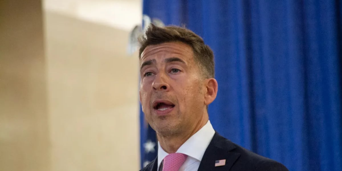 Giannoulias warns ICE after reports of agents illegally swapping, hiding licenses plates