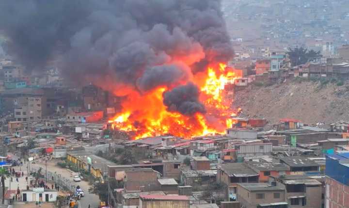 ¡Terror en SJM! Voraz incendio consume más de 20 viviendas en Pamplona Alta