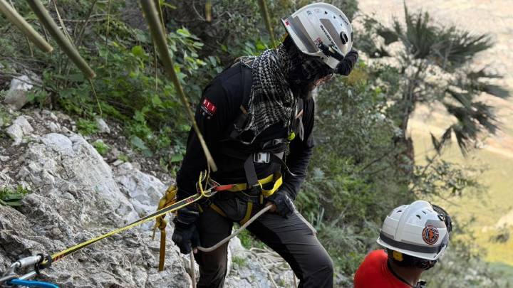 Protección Civil realiza operativo de rescate por senderista lesionado en el Nido de los Aguiluchos de Santa Catarina