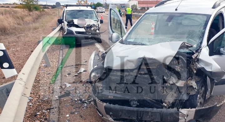 Cuatro heridos en un grave accidente frontal producido cerca de La Albuera (BA)