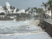 Olas de hasta tres metros ‘azotan’ costas de Sinaloa por ‘Priscilla’
