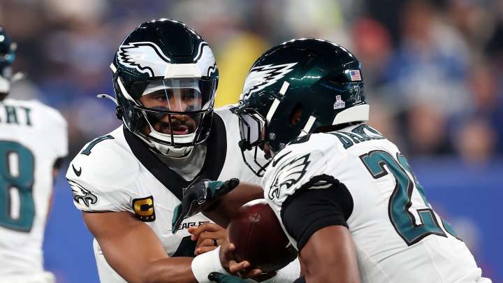 Jalen Hurts' TD pass draws Eagles within three points