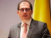 Francisco Barbosa se retira de la contienda presidencial y pide unión en la derecha