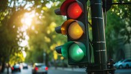 Estados Unidos ensayará un cuarto color en los semáforos