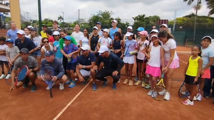 Sorpresa en el Kia Open WTA, niños tuvieron sesión de práctica con tenistas europeas y reconocido técnico español de Colsanitas