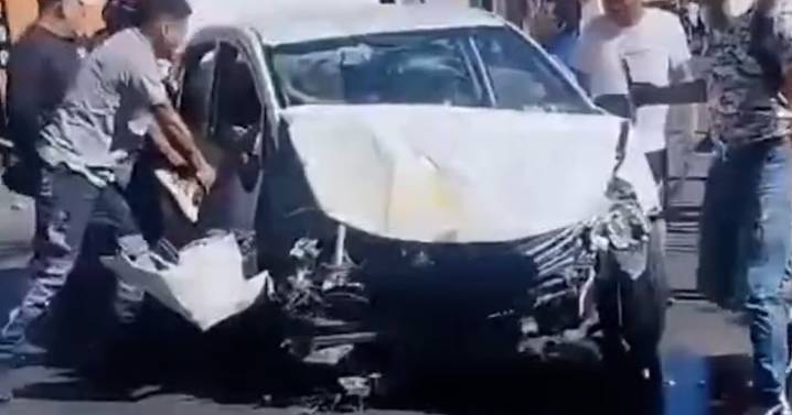 El dramático momento en que encaran a delincuentes tras chocar con furgón escolar en Recoleta