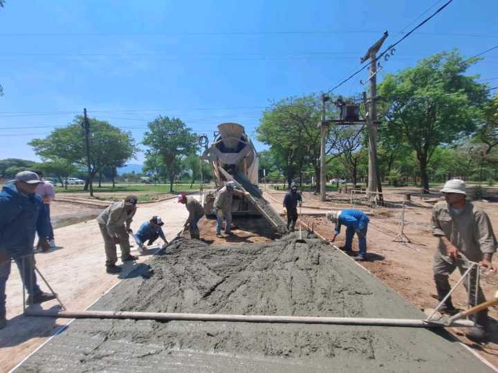 Tartagal avanza con obras clave: pavimentación del ingreso al barrio Roberto Romero y nuevas aulas en la Escuela de La Mora