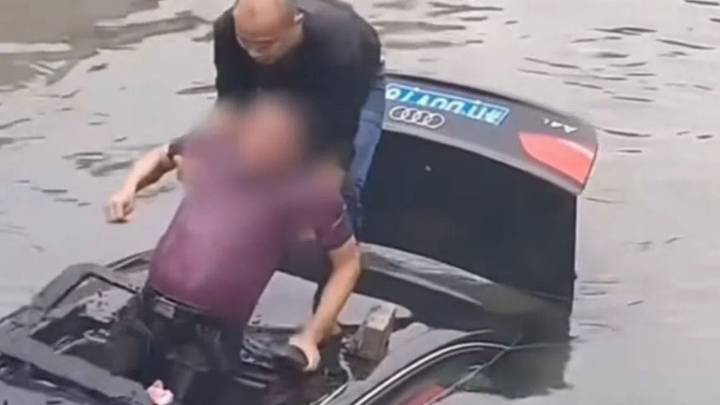 Hombre rompe techo de automóvil para rescatar a conductor atrapado en un río