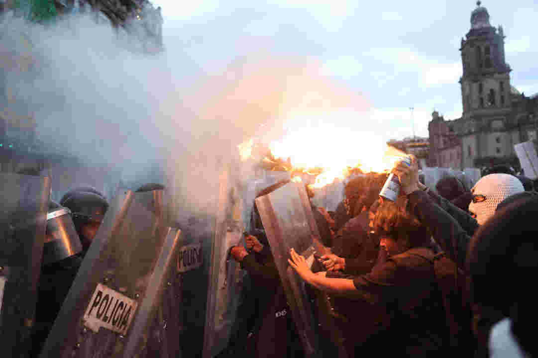 Manifestantes incendian joyería durante marcha del 2 de octubre en CDMX: VIDEO