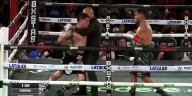 El ataque de ira de un boxeador en pleno combate que recorre el mundo: le pegó una patada a su rival y lo descalificaron