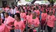 Más de 4.000 personas tiñen de rosa Huesca