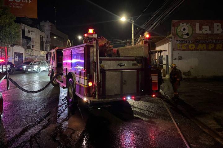 Camioneta de mercería arde en el Centro de Saltillo; sospechan incendio intencional