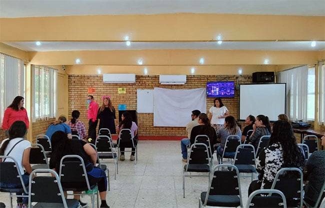 Protesta madre de familia en escuela de Múzquiz por reincorporación de maestro acusado de abuso