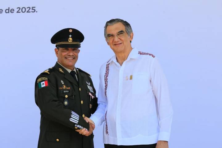 Américo Villarreal asiste a la toma de protesta del Comandante Interino de la 48 Zona Militar