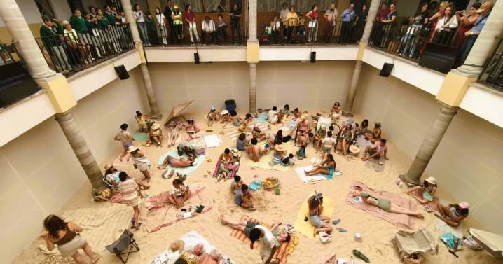 25 toneladas de arena en un patio y angustia por el bloqueador: ‘Sun & Sea’ alucina en el FIC 2025